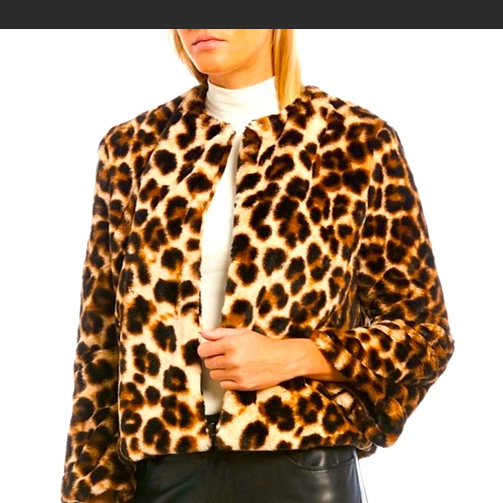 ⬇️Beautiful classy Leopards faux fur double face jacket by Levivel 1206